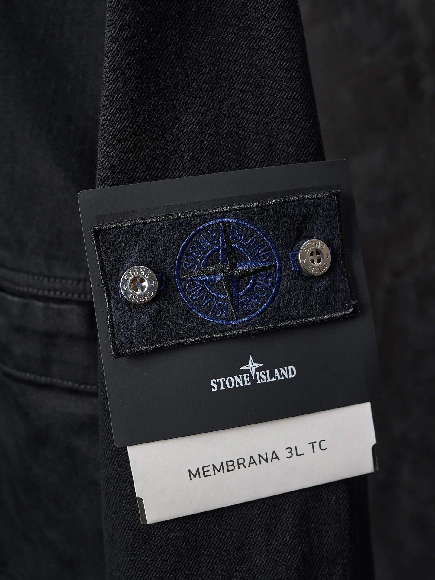 P510 Actual auction] Stonesland/Stone Island badge denim jacket [Ready stock] S M L Simple lines outline a neat silhouette and outline a casual and free style. The workwear gene is infused with luxury DNA. Simple charm and versatile charm. Imported machine embroidery technology is used. Advanced computer control system and precision mechanical parts are used to realize the Stonesland badge embroidery operation with high precision. The lines are smooth and delicate. The whole garment is washed with Zhongxiao. Use a special solution to remove stains and slight fading. Then use a strong washing method to fade the color and make it more uniform. The whole piece of clothing is stitched together using a clip-on machine. The clip-on machine can control the distance between the two needles by changing the needle position, achieving seamless splicing, smoothness, neatness, and a loose fit.